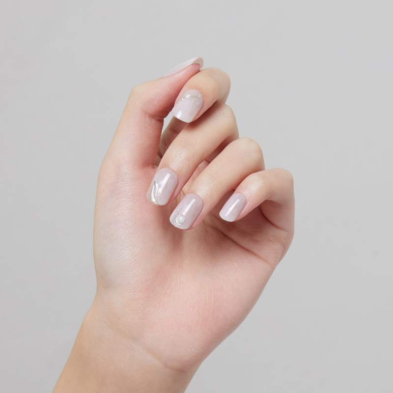 DASHING DIVA Magic Press Regular Round Mani Glowing Beige MDR3W007RR