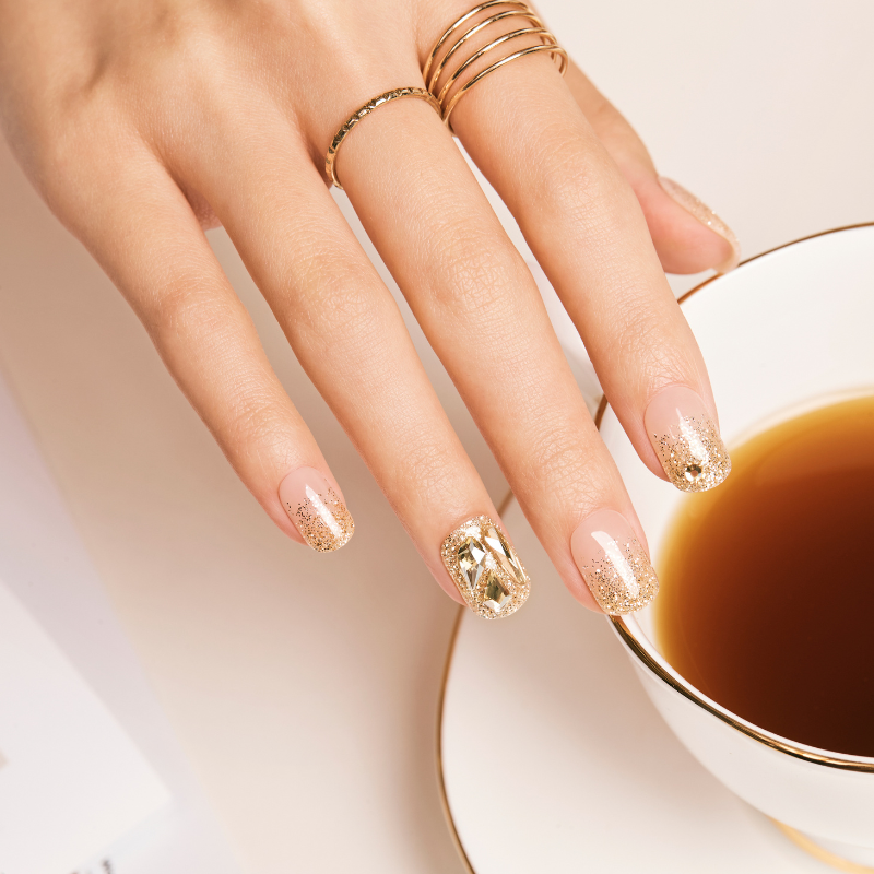 DASHING DIVA Magic Press Premium Regular Round Mani Gold Star MDR3F028PR
