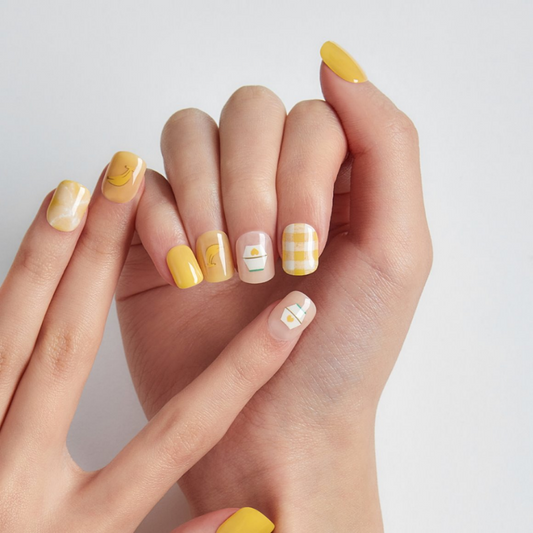 DASHING DIVA Magic Press Short Mani Favorite Banana MDR1178SS